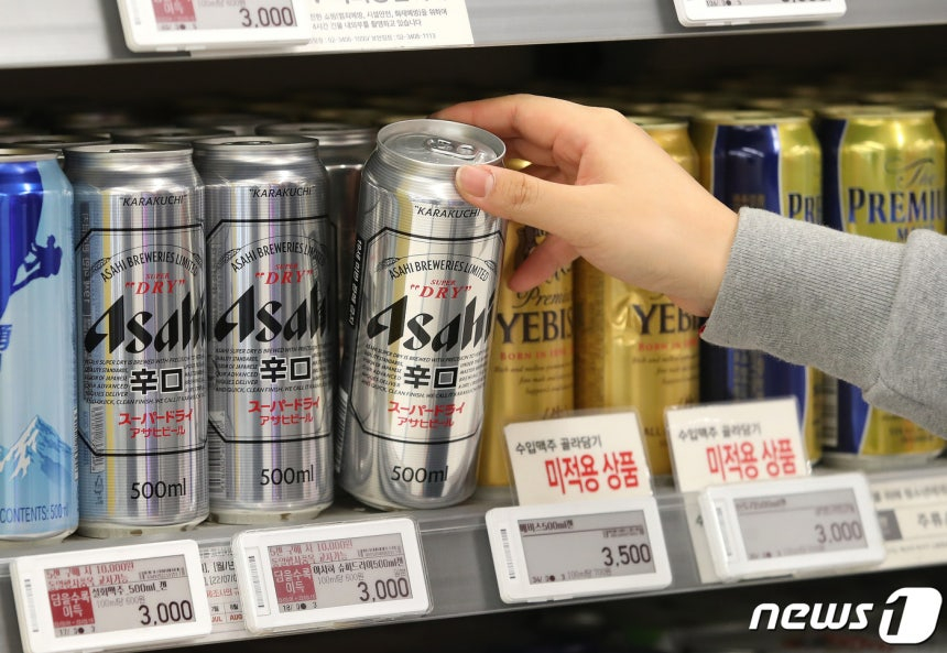 서울 시내의 한 대형마트에 일본 맥주가 진열되어 있다/사진=뉴스1