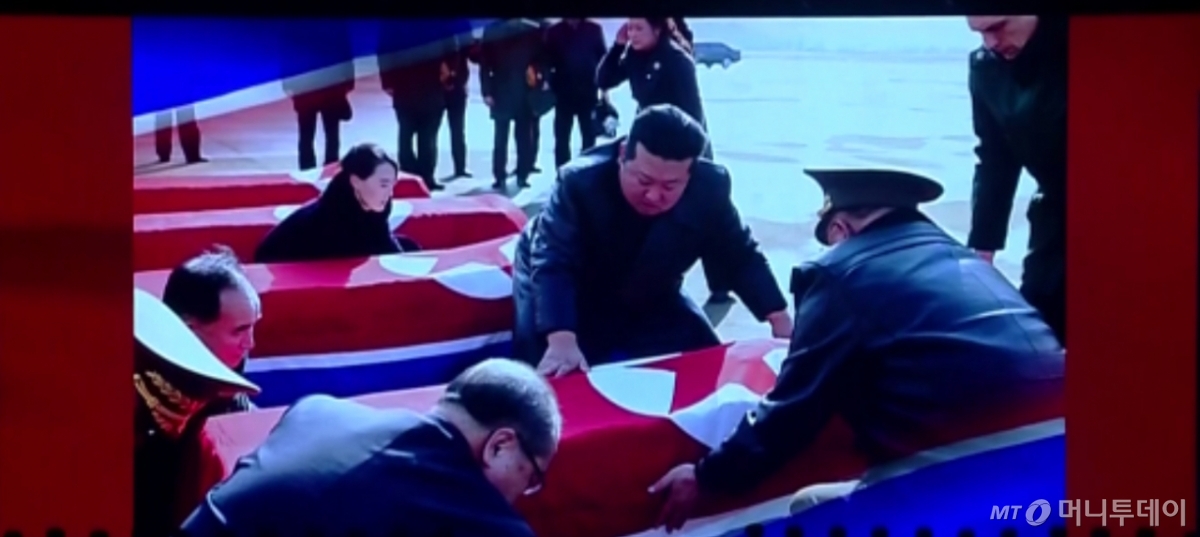 북한 조선중앙TV는 지난달 30일 김정은 북한 국무위원장이 방북한 올가 류비모바 러시아 문화장관을 접견하고 예술공연을 관람했다고 보도했다. 예술인 공연 중 무대 배경화면에 김정은 국무위원장이 러시아 파병 북한군 전사자 관을 어루만지며 애도하는 장면을 30일 공개했다. / 사진=뉴시스(조선중앙TV)