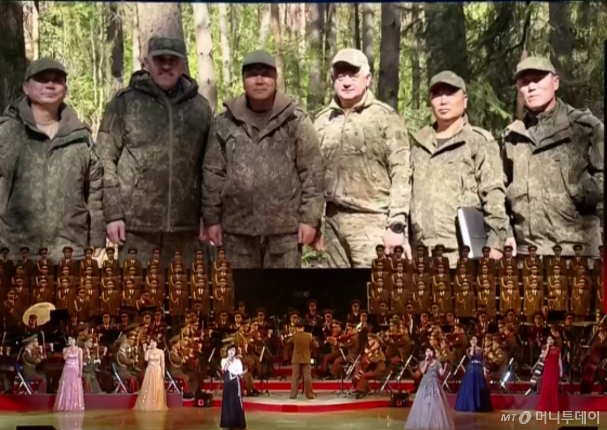 북한 조선중앙TV는 30일 김정은 북한 국무위원장이 방북한 올가 류비모바 러시아 문화장관을 접견하고 예술공연을 관람했다고 보도했다. 예술인 공연 중 무대 배경화면에 러시아 파병 북한군의 모습이 공개됐다. / 사진=뉴시스(조선중앙TV)
