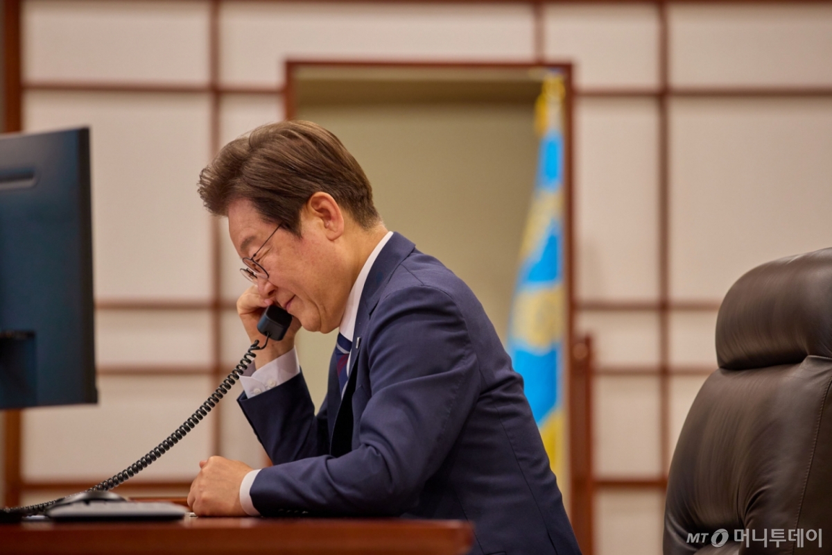 [서울=뉴시스] 이재명 대통령이 1일 서울 용산구 대통령실 청사 집무실에서 모하메드 빈 자이드 알 나흐얀 아랍에미리트연합국(UAE) 대통령과 통화를 하고 있다. (사진=대통령실 제공) 2025.07.01. photo@newsis.com *재판매 및 DB 금지 /사진=최동준