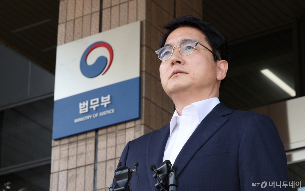 (서울=뉴스1) 장수영 기자 = 심우정 검찰총장 후보자가 11일 오후 경기 과천 법무부 청사 앞에서 후보자 지명 관련 소감을 밝히고 있다. 2024.8.11/뉴스1  Copyright © 뉴스1. All rights reserved. 무단 전재 및 재배포,  AI학습 이용 금지. /사진=(서울=뉴스1) 장수영 기자