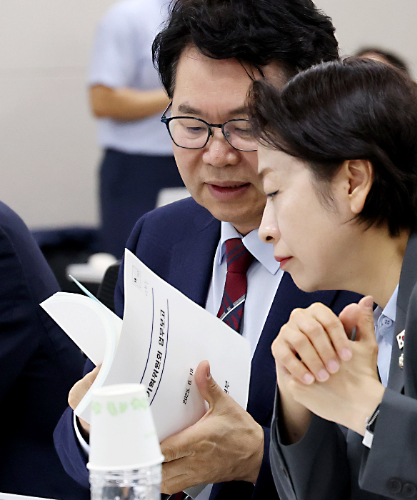이한주 국정기획위원회 위원장이 19일 오전 세종시 정부세종컨벤션센터에서 열린 국정기획위원회 산업통상자원부 업무보고에 참석해 황정아 의원과 제출된 자료를 살펴 보고 있다. 사진=뉴스1
