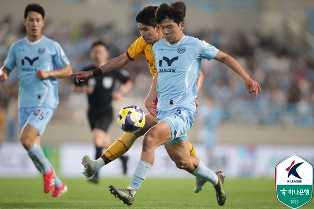 경기에 집중하는 황재원(오른쪽). /사진=한국프로축구연맹 제공