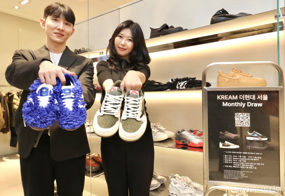 2024년 11월 12일 오전 서울 영등포구 더현대 서울에서 모델들이 온라인 한정판 리셀 전문 플랫폼 '크림(KREAM)'의 오프라인 플래그십 스토어를 소개하고 있다. /사진제공=현대백화점, 뉴스1