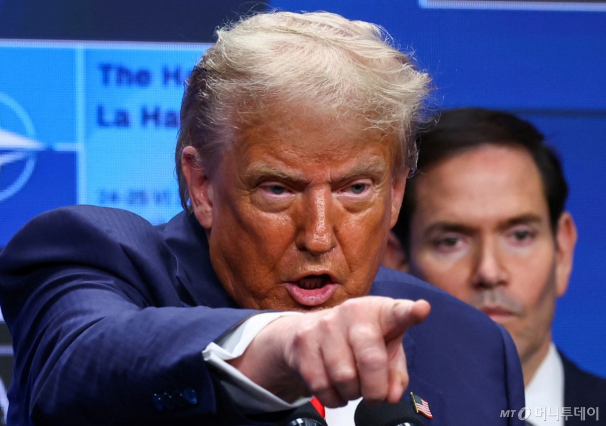 도널드 트럼프 미국 대통령이 지난달 25일(현지시간) 네덜란드 헤이그에서 열린 북대서양조약기구(NATO·나토) 정상회의를 계기로 연 기자회견에서 질문자를 지정하고 있다. 트럼프 대통령의 뒤로 마코 루비오 미국 국무부 장관이 보인다. / 로이터=뉴스1