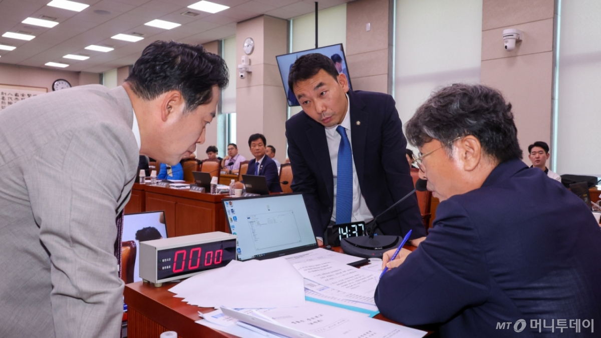 (서울=뉴스1) 안은나 기자 = 이춘석 국회 법제사법위원회 위원장이 1일 서울 여의도 국회에서 열린 제426회국회(임시회) 제1차 전체회의에서 김용민 더불어민주당, 장동혁 국민의힘 간사와 대화하고 있다. 2025.7.1/뉴스1  Copyright © 뉴스1. All rights reserved. 무단 전재 및 재배포,  AI학습 이용 금지. /사진=(서울=뉴스1) 안은나 기자