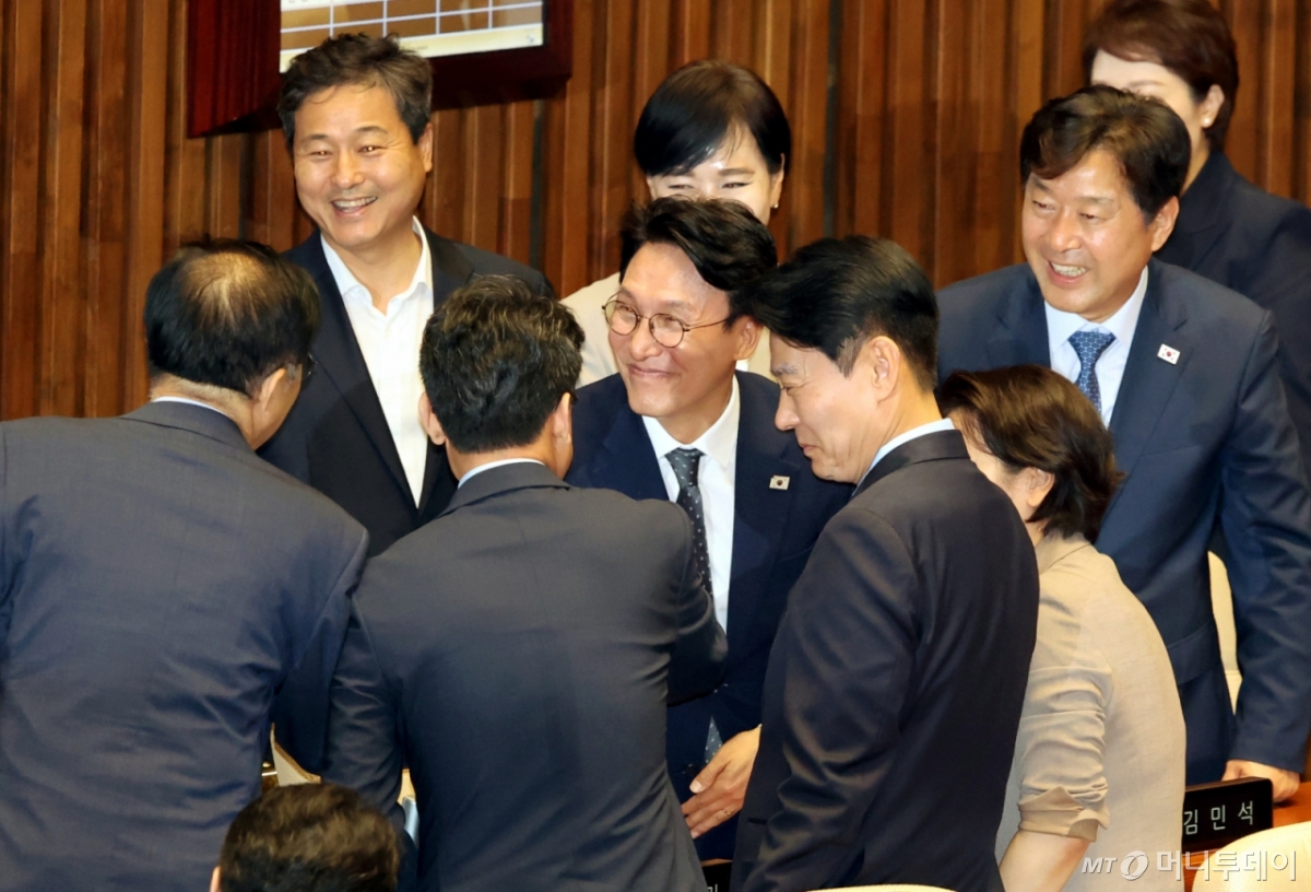 [서울=뉴시스] 김금보 기자 = 김민석 국무총리 후보자가 3일 서울 여의도 국회에서 열린 제426회 국회(임시회) 제4차 본회의에서 총리 임명동의안이 가결된 후 의원들의 축하를 받고 있다. 2025.06.24. kgb@newsis.com /사진=김금보