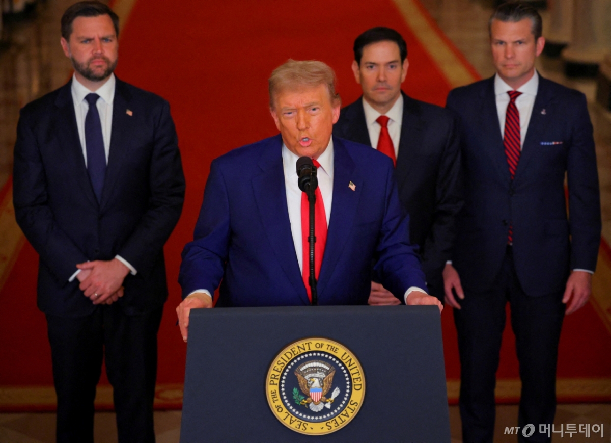 도널드 트럼프 미국 대통령이 지난달 21일(현지시간) 미국 워싱턴D.C 백악관에서 이란 핵시설에 대한 미군의 공격 작전과 관련해 대국민 연설을 하고 있다. 뒤쪽 왼쪽에 JD 펜스 부통령(왼쪽 첫번째), 마코 루비오 국무장관(오른쪽 두번째), 피트 헤그세스 국방장관이 서 있다. / 로이터=뉴스1