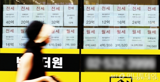 (서울=뉴스1) 황기선 기자 = 1일 서울 시내의 한 공인중개사무소에 전·월세 안내문이 붙여져 있다. 이날 한국부동산원에 따르면 6월 23일 기준 서울 아파트 매매가격은 전주 대비 0.43% 상승했다. 이는 2018년 9월 둘째 주(0.45%) 이후 6년 9개월 만에 가장 높은 주간 상승률로 집값 급등기였던 2020년보다도 큰 오름폭이다. 2025.7.1/뉴스1 Copyright © 뉴스1. All rights reserved. 무단 전재 및 재배포, AI학습 이용 금지. /사진=(서울=뉴스1) 황기선 기자