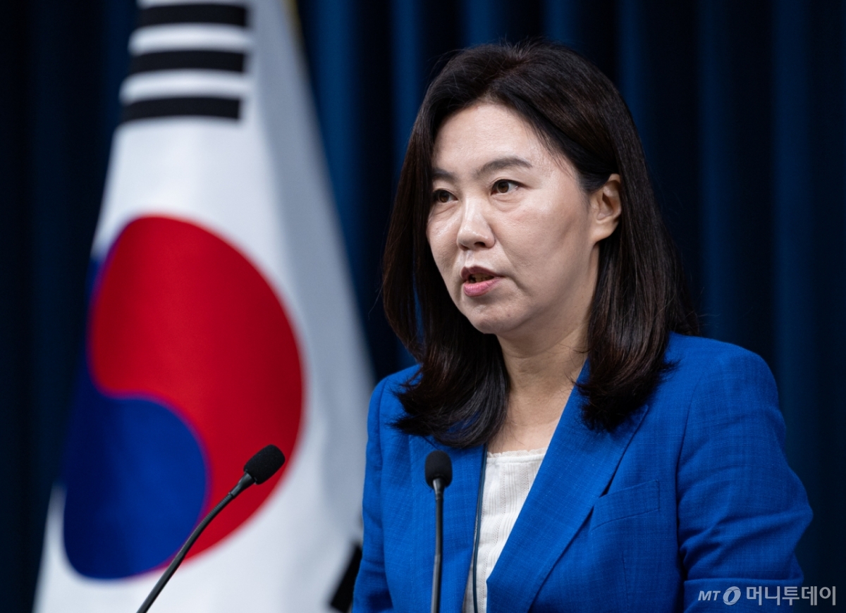 (서울=뉴스1)강유정 대통령실 대변인이 4일 서울 용산구 대통령실 청사에서 부산 화재 사망사고 관련 브리핑을 하고 있다. 2025.7.4/뉴스1 Copyright © 뉴스1. All rights reserved. 무단 전재 및 재배포, AI학습 이용 금지.