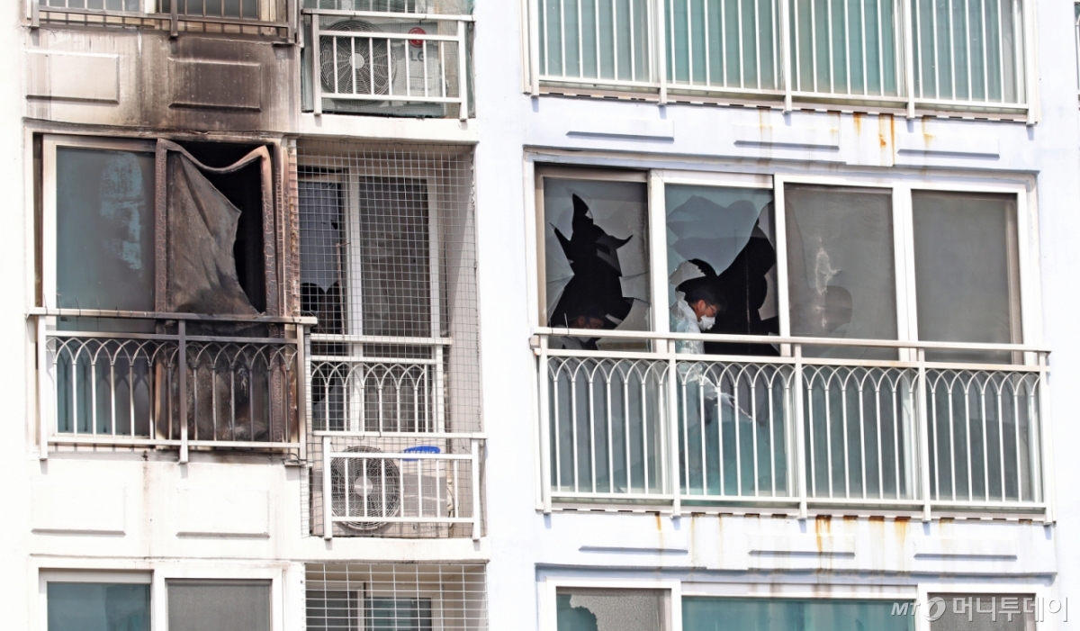 (부산=뉴스1) = 3일 어린이 2명이 숨진 부산 기장군 한 아파트 화재 현장에서 소방당국과 경찰 등 관계 기관이 합동감식을 벌이고 있다. 전날 오후 10시 58분쯤 기장군 한 아파트 6층에서 부모가 잠시 외출한 사이 불이 나 6살, 8살 자매가 심정지 상태로 인근 병원에 이송됐지만 끝내 사망 판정을 받았다. 2025.7.3/뉴스1 Copyright © 뉴스1. All rights reserved. 무단 전재 및 재배포, AI학습 이용 금지.