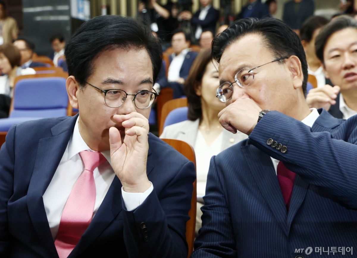 송언석 국민의힘 비상대책위원장 겸 원내대표가 4일 오전 서울 여의도 국회에서 열린 긴급 의원총회에서 유상범 원내수석부대표와 대화하고 있다. 2025.7.4/뉴스1 Copyright © 뉴스1. All rights reserved. 무단 전재 및 재배포, AI학습 이용 금지.