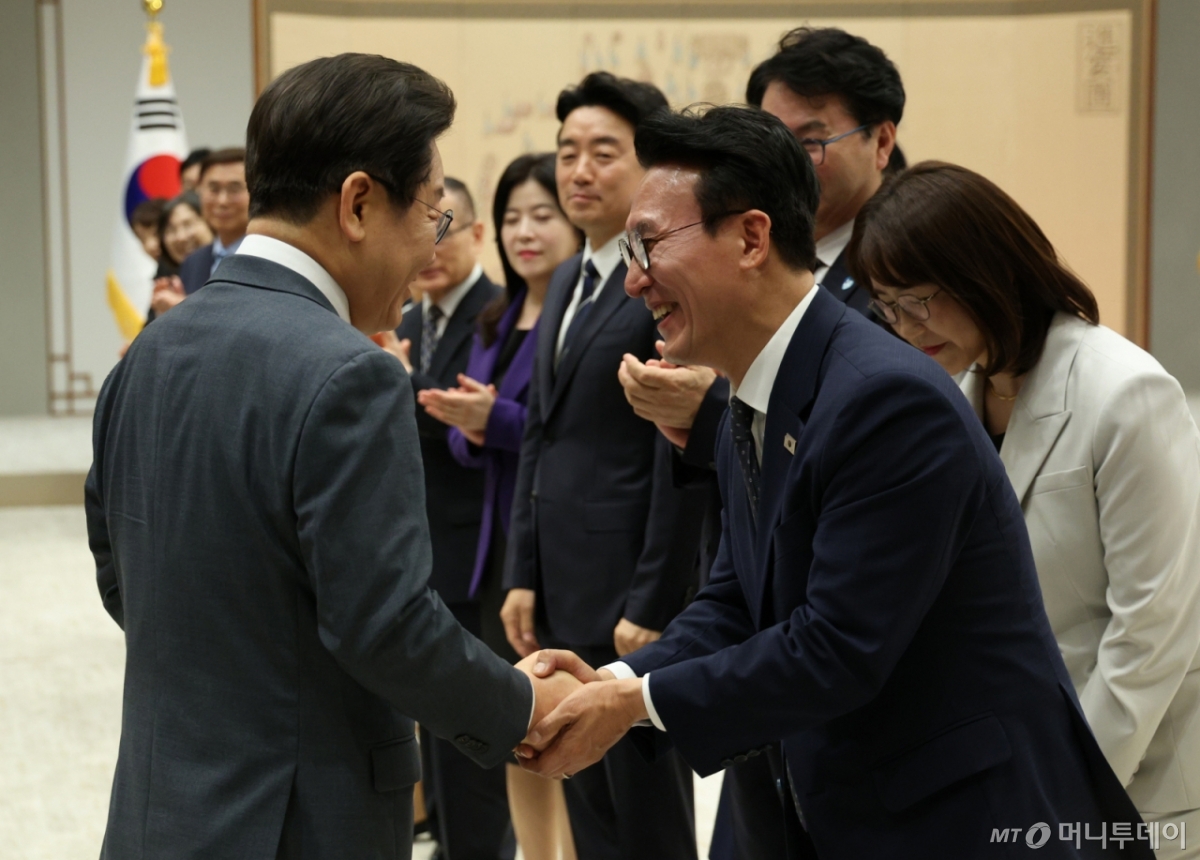 [서울=뉴시스] 이재명 대통령이 4일 서울 용산 대통령실 청사에서 열린 임명장 및 위촉장 수여식에서 김민석 신임 국무총리와 인사를 나누고 있다. 2025.07.04. 