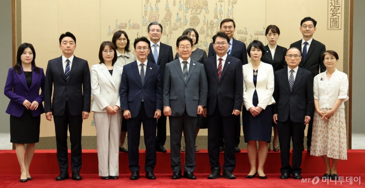 [서울=뉴시스]  이재명 대통령이 4일 서울 용산 대통령실 청사에서 열린 임명장 및 위촉장 수여식에서 임명장 수여식 참석자들과 기념촬영을 하고 있다.  앞줄 왼쪽부터 강훈식 대통령비서실장과 배우자, 김민석 신임 국무총리와 배우자, 이 대통령, 이한주 국정기획위원회 위원장과 배우자, 위성락 국가 안보실장과 배우자.  윗줄 오른쪽부터 윤창렬 국무조정실장과 배우자, 이종석 국가정보원장과 배우자, 김용범 정책실장과 배우자. 2025.07.04
