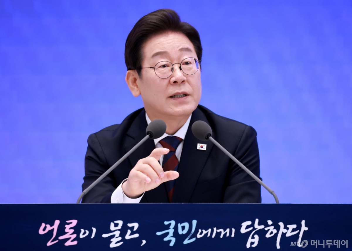 [서울=뉴시스] 이재명 대통령이 3일 청와대 영빈관에서 열린 '대통령의 30일, 언론이 묻고 국민에게 답하다' 기자회견에서 출입기자들 질문에 답변하고 있다. (대통령실통신사진기자단) 2025.07.03. 