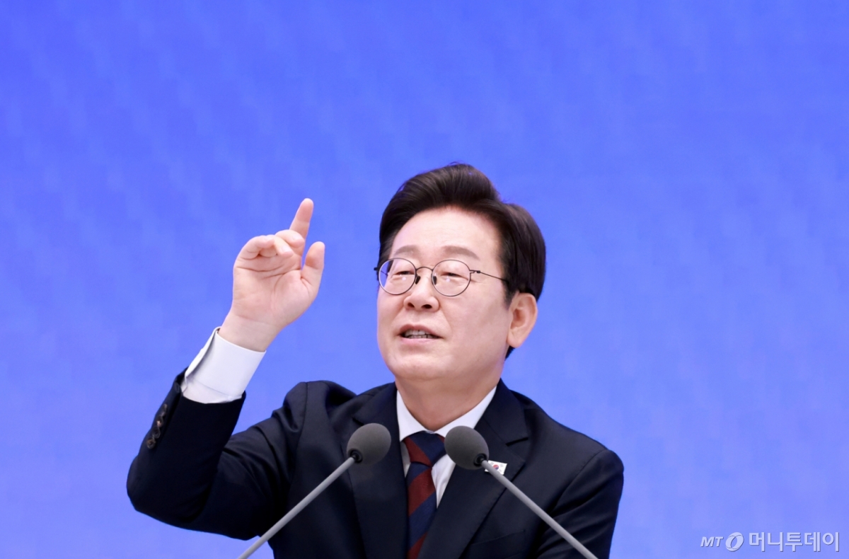 [서울=뉴시스] 고범준 기자 = 이재명 대통령이 3일 청와대 영빈관에서 열린 '대통령의 30일, 언론이 묻고 국민에게 답하다' 기자회견에서 출입기자들 질문에 답변하고 있다. (대통령실통신사진기자단) 2025.07.03. bjko@newsis.com /사진=