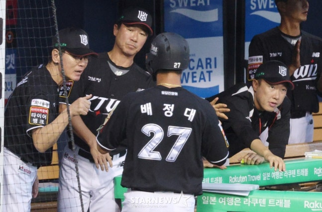 2025 신한 SOL Bank KBO리그 두산 베어스 대 KT 위즈 경기가 4일 서울 잠실야구장에서 열렸다.  KT 1회초 1사 만루에서 3루주자 배정대가 문상철의 희생플라이 때 홈으로 뛰어 선제 득점한 후 이강철 감독의 환영을 받고 있다.
