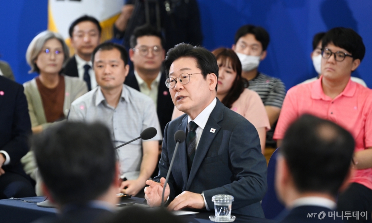  이재명 대통령이 4일 대전컨벤션센터에서 타운홀 미팅 형식으로 열린 '국민소통 행보 2탄, 충청의 마음을 듣다'에서 발언하고 있다.(대전충남사진공동취재단). 2025.7.4/뉴스1  Copyright © 뉴스1. All rights reserved. 무단 전재 및 재배포,  AI학습 이용 금지. 