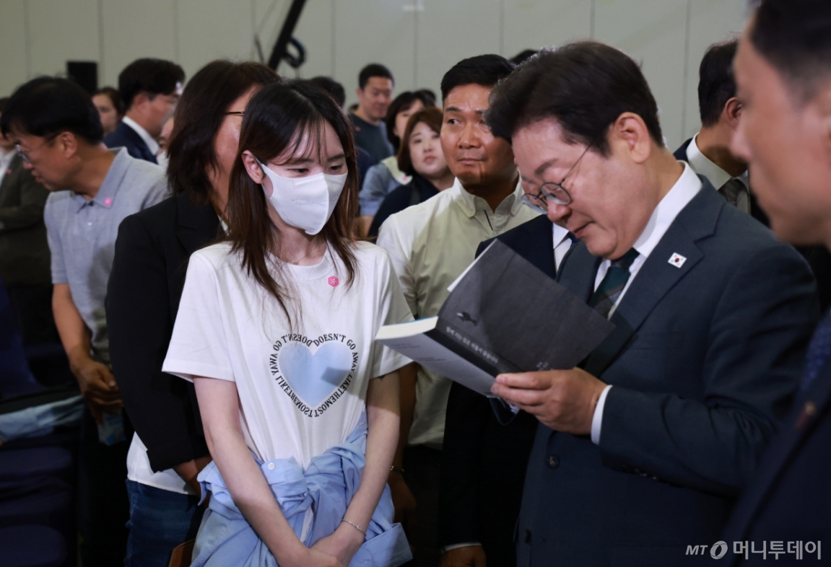  이재명 대통령이 4일 대전컨벤션센터에서 열린 '충청에서 듣다, 충청 타운홀 미팅'을 마치고 책에 서명을 하고 있다. (대통령실통신사진기자단) 2025.07.04.