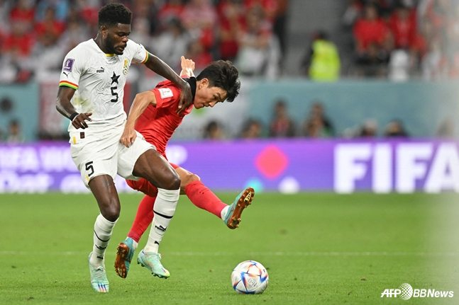 2022 국제축구연맹(FIFA) 카타르월드컵 경기 중 황인범(오른쪽)과 토마스 파티가 몸싸움을 벌이고 있다. /AFPBBNews=뉴스1