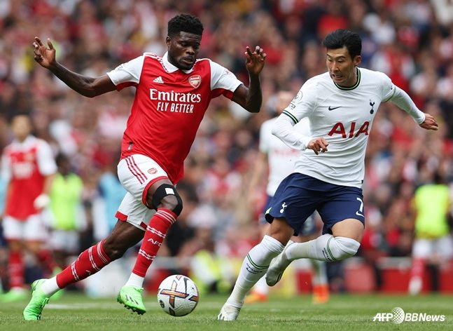 토마스 파티(왼쪽)와 손흥민. /AFPBBNews=뉴스1