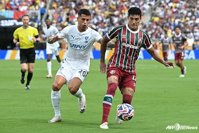 주앙 칸셀루(왼쪽)와 하비에르가 5일 오전 4시(한국시간) 미국 플로리다주 올랜도의 캠핑 월드 스타디움에서 열린 2025 국제축구연맹(FIFA) 클럽월드컵 8강 경기 중 몸싸움을 벌이고 있다. /AFPBBNews=뉴스1