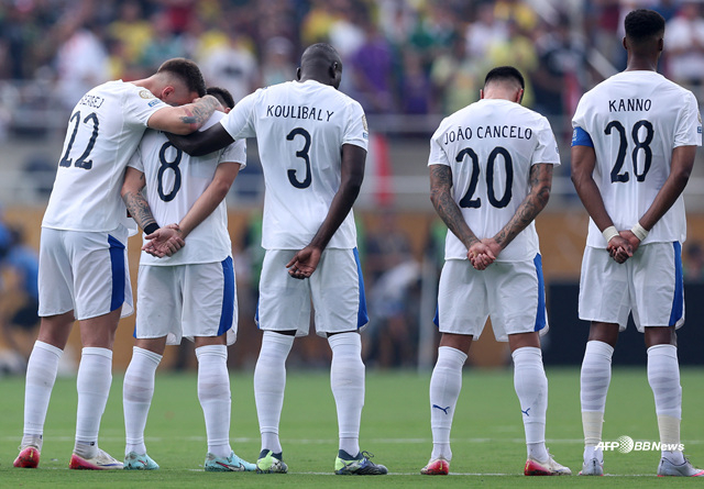 서로를 끌어안으며 슬퍼하는 주앙 칸셀루(맨 왼쪽)와 후벵 네베스. /AFPBBNews=뉴스1