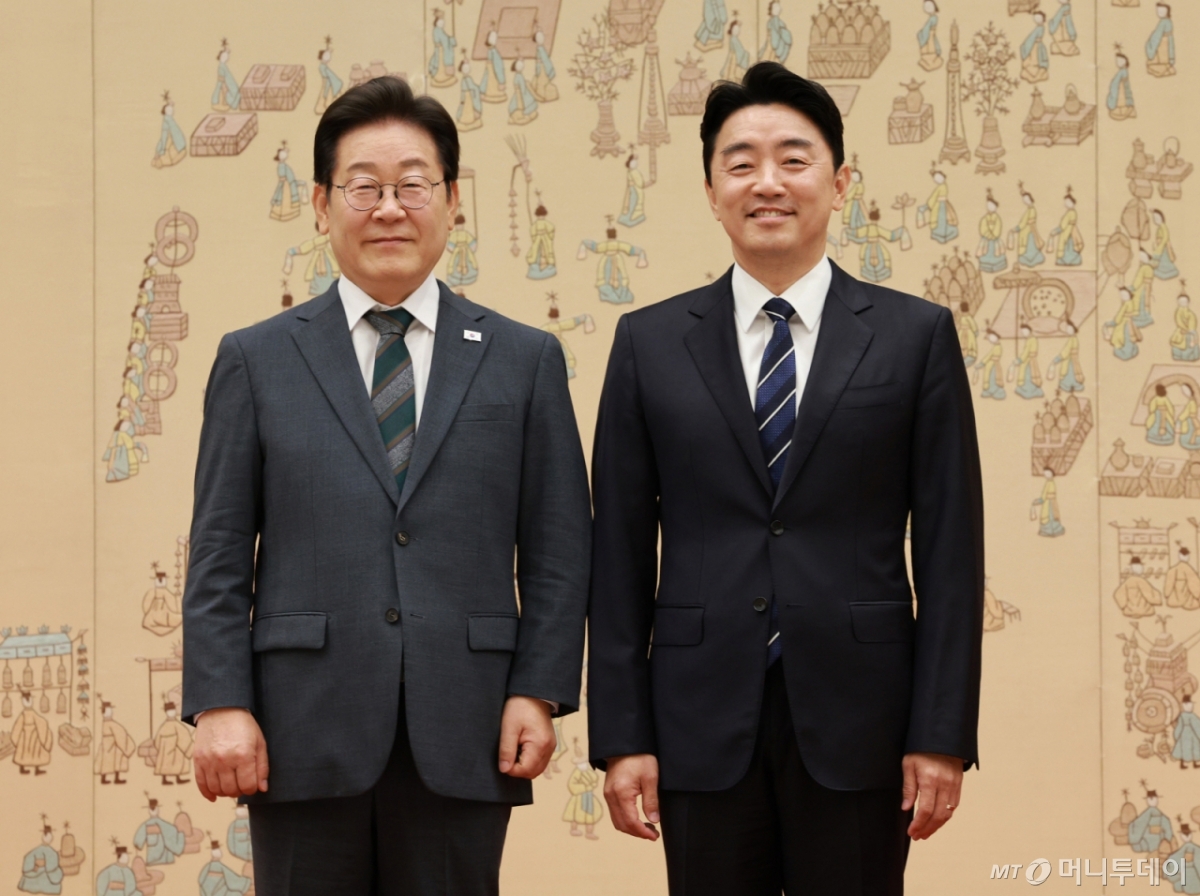 [서울=뉴시스] 고범준 기자 = 이재명 대통령이 4일 서울 용산 대통령실 청사에서 열린 임명장 및 위촉장 수여식에서 강훈식 대통령비서실장에게 임명장을 수여한 뒤 기념촬영을 하고 있다. 2025.07.04. bjko@newsis.com /사진=고범준
