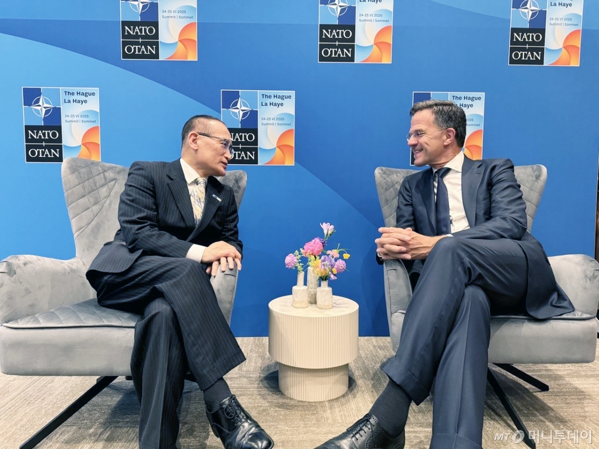 위성락 대통령실 국가안보실장이 지난달 25일(현지시간) 네덜란드 헤이그에서 마크 루터 북대서양조약기구(NATO) 사무총장과 NATO 정상회의 계기 면담을 하고 있다. / 사진=대통령실