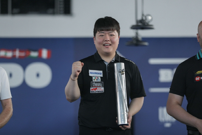 우승을 차지한 조명우가 트로피를 들고 주먹을 불끈 쥐며 기뻐하고 있다. /사진=SOOP 제공