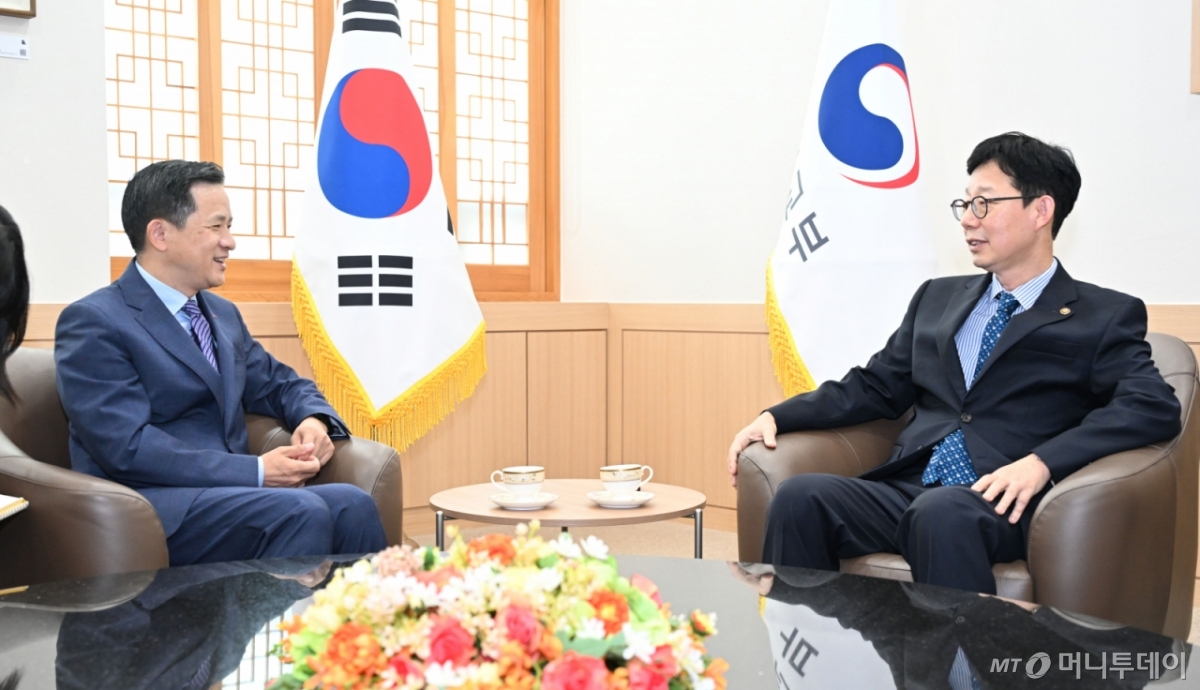 박윤주 외교부 제1차관이 7일 오후 서울 종로구 외교부 청사에서 다이빙(戴兵, Dai Bing) 주한중국대사를 접견해 환담을 나누고 있다. / 사진=외교부