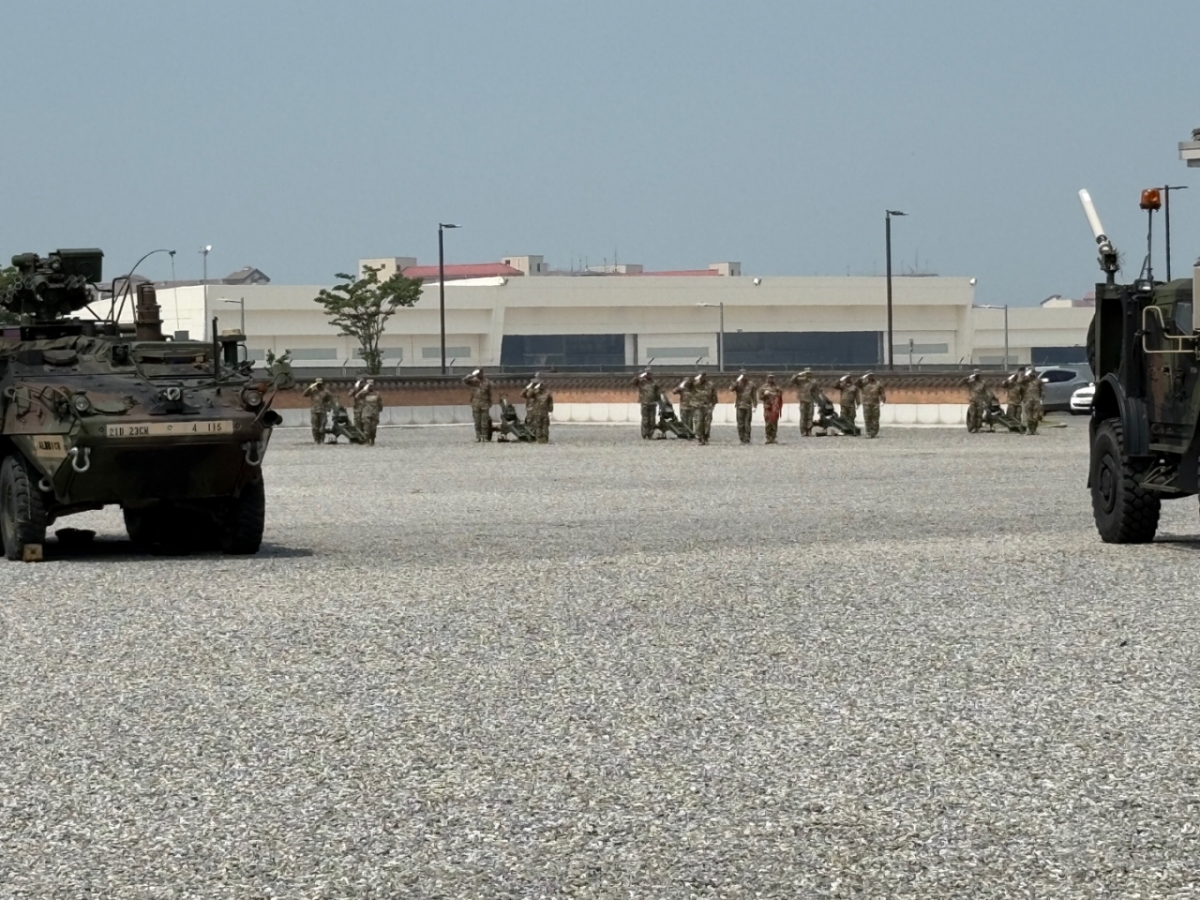 8일 경기 평택에 위치한 주한미군 기지 '캠프 험프리스'. 낮 최고기온 35℃에 달하는 이날 바커 필드 연병장에 주한미군 장병들이 미동도 없이 예포 발사를 준비하고 있는 모습. / 사진=김인한 기자