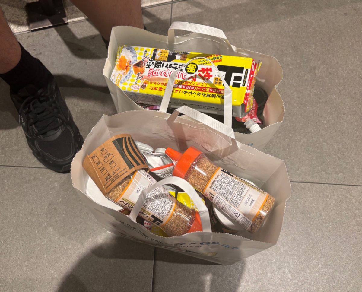  8일 서울 여의도 더현대에서 열린 'GS25 x 돈키호테 팝업스토어'를 찾은 27세 대학생 양모씨는 인형을 제외한 모든 제품을 구매했다. /사진=하수민기자 