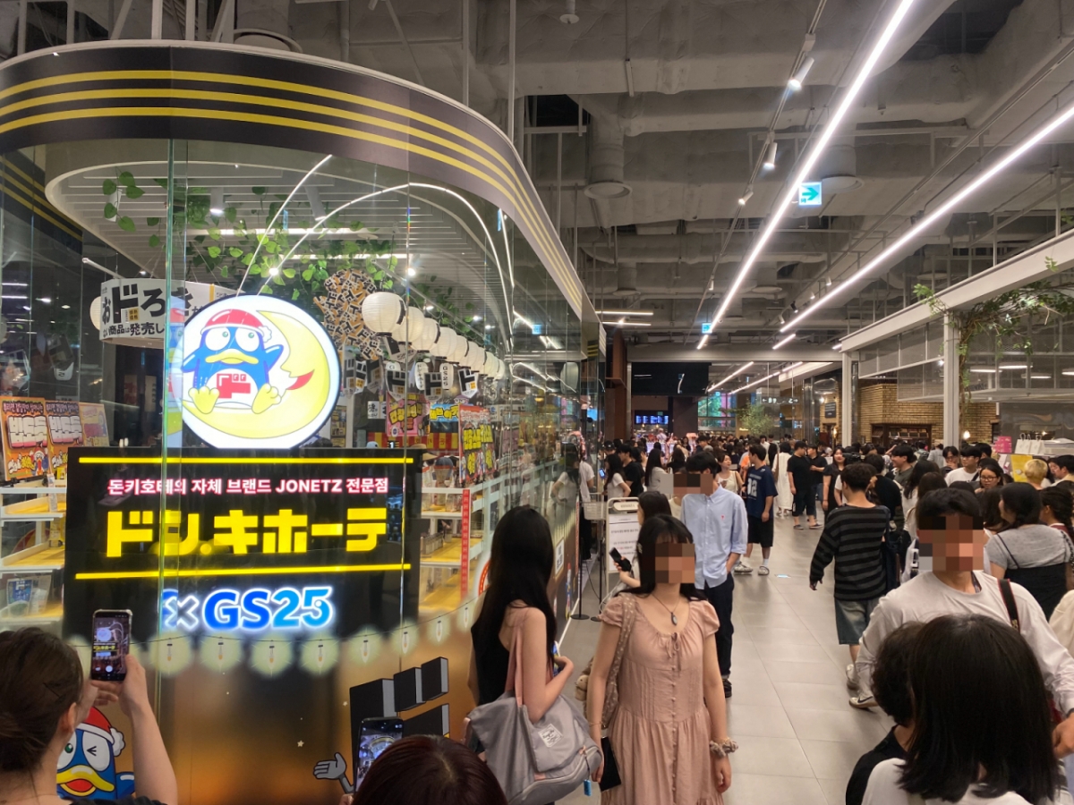 GS25가 다음 달 1일까지 서울 여의도 더현대서울 지하 1층에서 'GS25·돈키호테 팝업 스토어'를 운영한다. /사진=하수민기자 