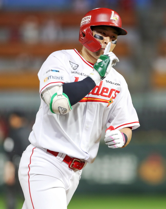 홈런을 날린 뒤 세리머니를 하는 한유섬. /사진=SSG 랜더스 제공