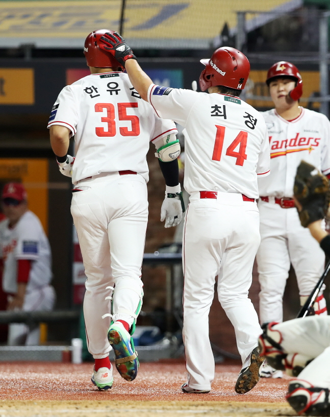 홈런을 날린 뒤 최정(오른쪽)이 한유섬을 격려하고 있다. /사진=SSG 랜더스 제공