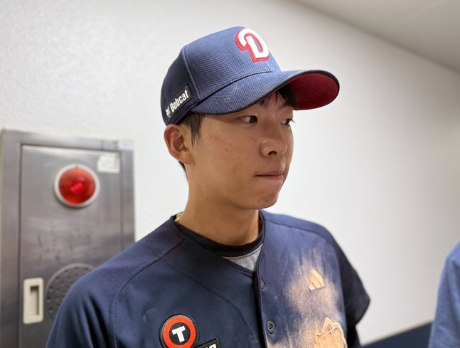 두산 김민석이 8일 사직 롯데전 승리 후 취재진과 인터뷰를 하고 있다. /사진=양정웅 기자