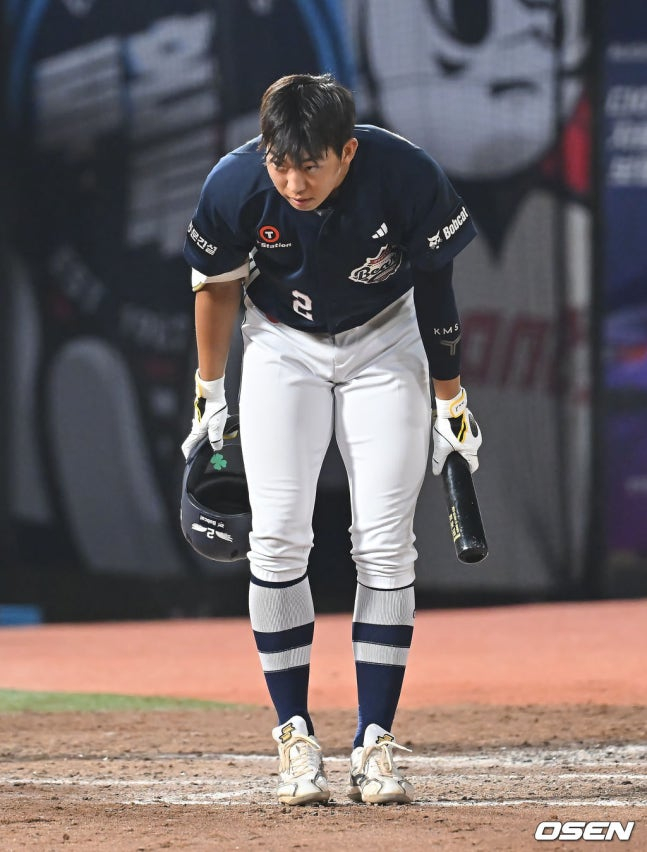 두산 김민석이 8일 사직 롯데전에서 7회초 타석에 들어서며 인사를 하고 있다.