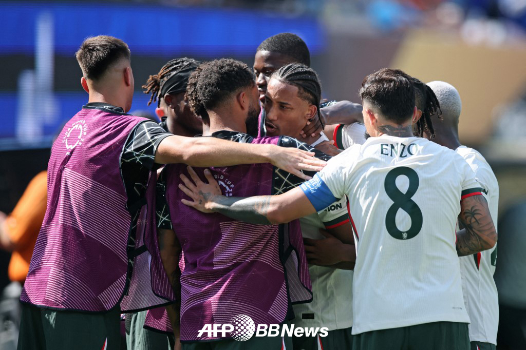 첼시 공격수 주앙 페드루(가운데)가 9일(한국시간) 미국 뉴저지주 이스트 러더퍼드의 메트라이프 스타디움에서 열린 2025 국제축구연맹(FIFA) 클럽 월드컵 준결승 플루미넨시전에서 골을 터뜨린 뒤 동료들의 축하 속에도 친정팀 예우 차원에서 세리머니를 자제하고 있다. /AFPBBNews=뉴스1