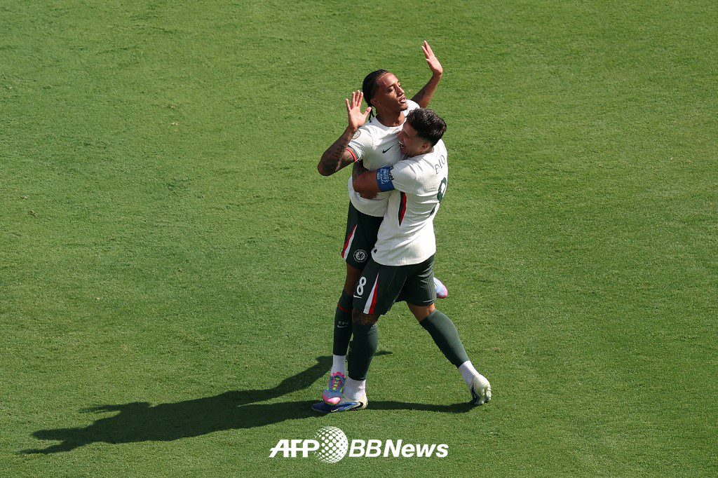 첼시 공격수 주앙 페드루가 9일(한국시간) 미국 뉴저지주 이스트 러더퍼드의 메트라이프 스타디움에서 열린 2025 국제축구연맹(FIFA) 클럽 월드컵 준결승 플루미넨시전에서 골을 터뜨린 뒤 친정팀 예우 차원에서 세리머니를 자제하고 있다. /AFPBBNews=뉴스1