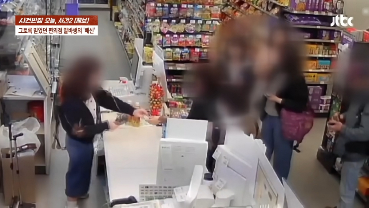 한 여성 손님이 편의점을 찾은 손님들의 계산을 대신 해주는 모습./사진=JTBC '사건반장'