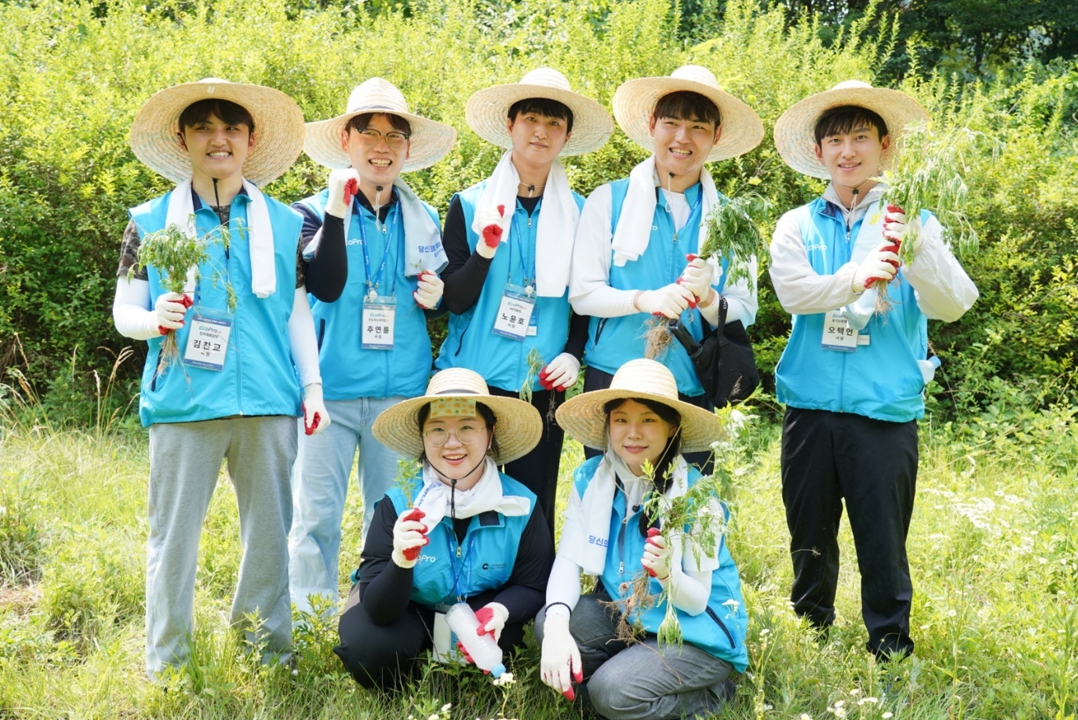 에코프로가 국립공원의 생물다양성 증진 건강한 생태계 보전을 위한 봉사활동에 나섰다고 9일 밝혔다./사진=에코프로 제공