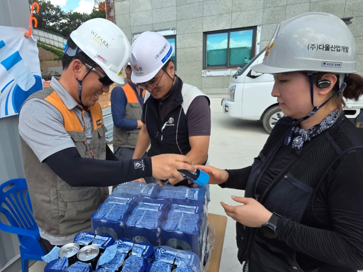 호반건설 관계자가 건설현장 근로자의 온열질환 예방을 위해 이온음료를 제공하고 있다. /사진제공=호반건설