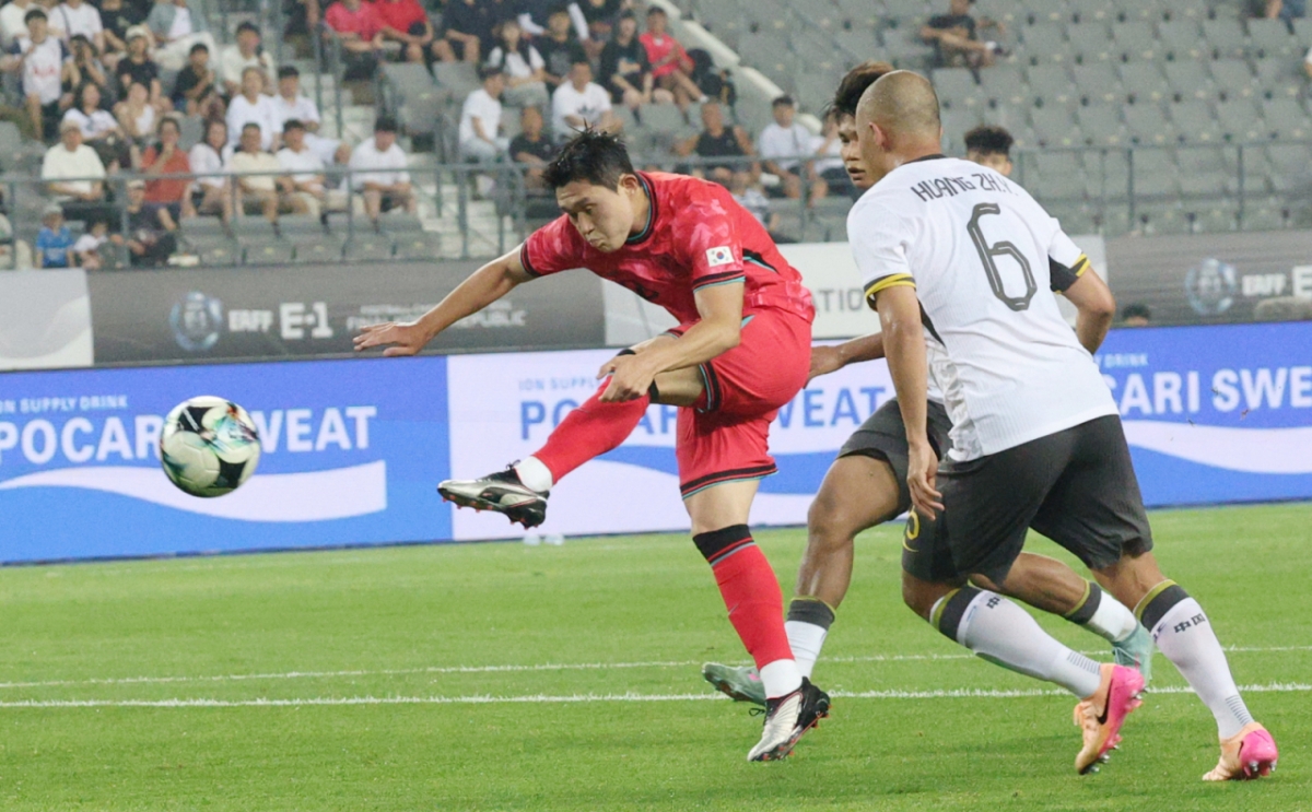 2025 동아시아축구연맹(EAFF) E-1 풋볼 챔피언십(동아시안컵) 한국-중국전이 7일 경기도 용인미르스타디움에서 열렸다. 대한민국 이동경이 중국 후앙 젱위의 수비에 앞서 슈팅을 날리고 있다. /사진=김진경 대기자