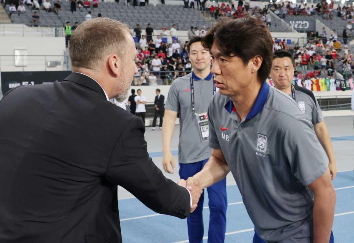 2025 동아시아축구연맹(EAFF) E-1 풋볼 챔피언십(동아시안컵) 한국-중국전이 7일 경기도 용인미르스타디움에서 열렸다. 한국 홍명보 감독이 경기 전 중국 데얀 주르예비치 감독과 인사하고 있다. /사진=김진경 대기자