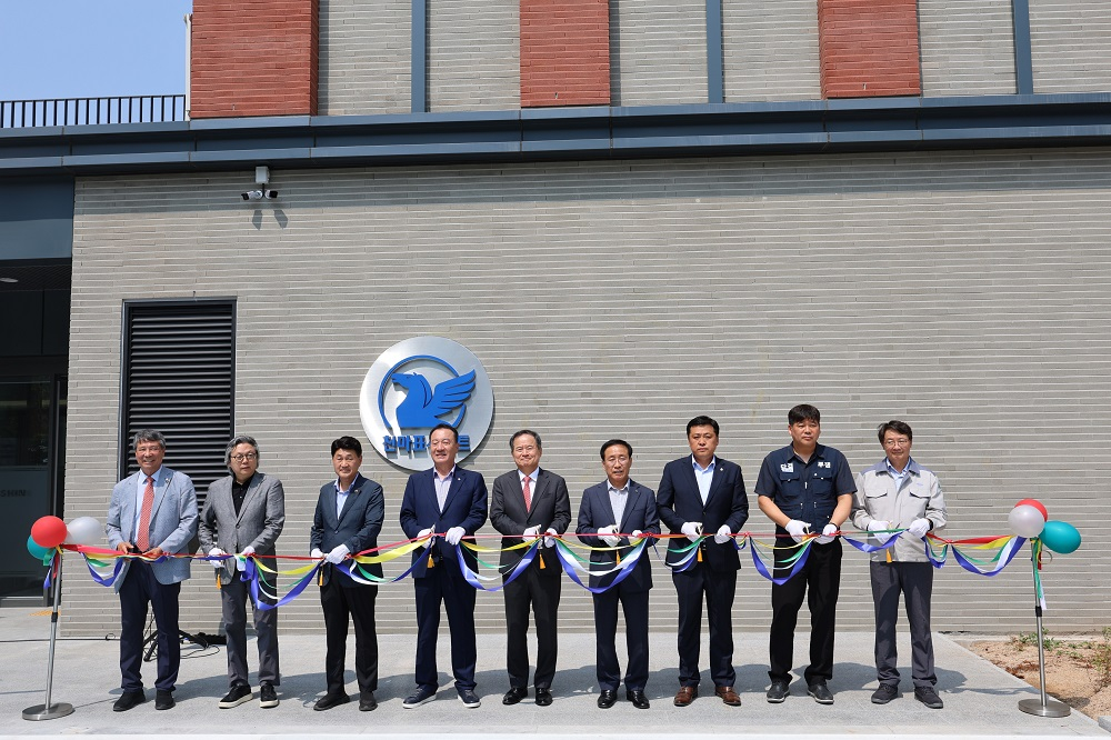 왼쪽 네번째 엄태영 국회의원, 다섯번째 한인호 성신양회 대표/사진=성신양회 