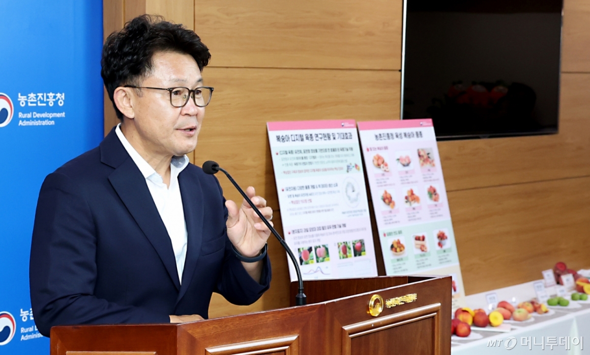 김명수 농촌진흥청 국립원예특작과학원장이 9일 세종시 정부세종청사 농림축산식품부에서 최근 개발한 '옐로드림' 등 복숭아 품종 개발 성과 및 품종을 효율적으로 개발할 수 있는 디지털 육종 기술 내용을 설명하고 있다. /사진=농촌진흥청 