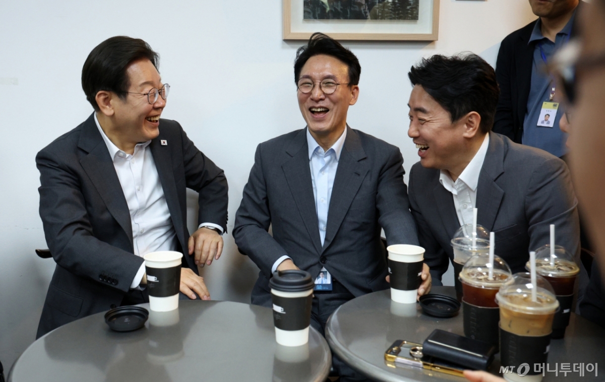 [서울=뉴시스] 고범준 기자 = 이재명 대통령, 김민석 국무총리, 강훈식 비서실장이 8일 서울 용산구 대통령실 청사 내 카페에서 출입기자들과 티타임을 하며 밝게 웃고 있다. 2025.07.08. bjko@newsis.com /사진=고범준