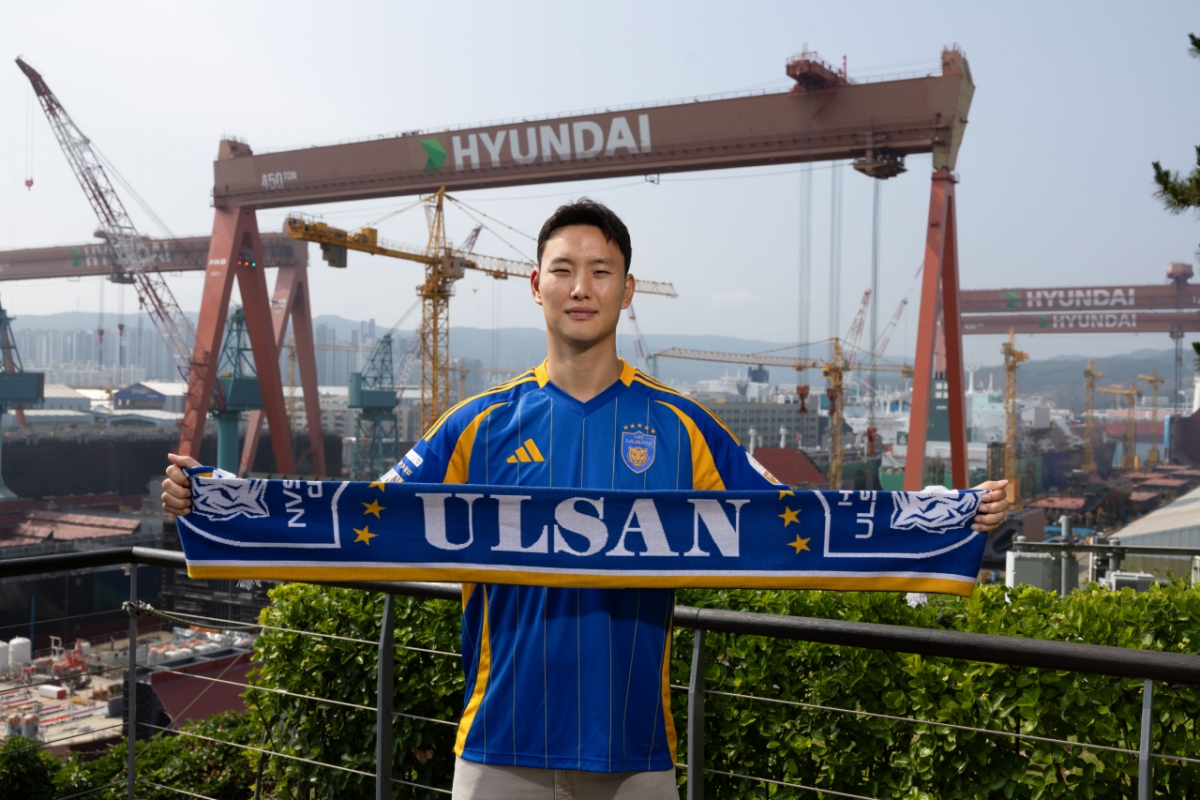 정승현이 울산 동구 소재 HD현대중공업에서 울산HD 입단 공식 사진을 촬영하고 있다. /사진=울산HD 제공