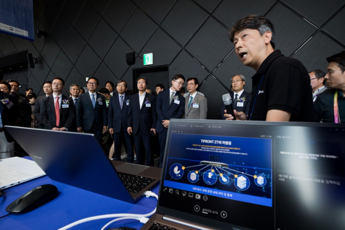 류제명 과학기술정보통신부 2차관 등 정부 관계자들이 9일 오전 서울 용산구 드래곤시티호텔에서 열린 '제14회 정보보호의 날 기념식' 에 참석해 전시부스를 참관하며 설명을 듣고 있다./사진제공=과학기술정보통신부